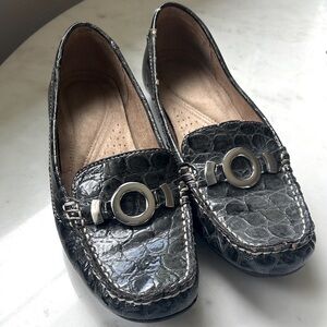 Naturalizer Gray Black faux Crocodile Pattern Loafers 8.5